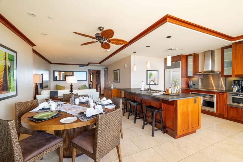  Meals come with a sea breeze and a side of serenity, thanks to walls that vanish like magic at mealtime   