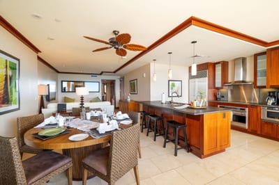 Meals come with a sea breeze and a side of serenity, thanks to walls that vanish like magic at mealtime