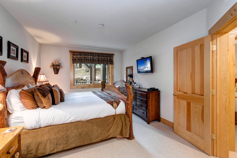 The King bedroom includes wood furnishings, a Smart TV, and private ensuite bath.