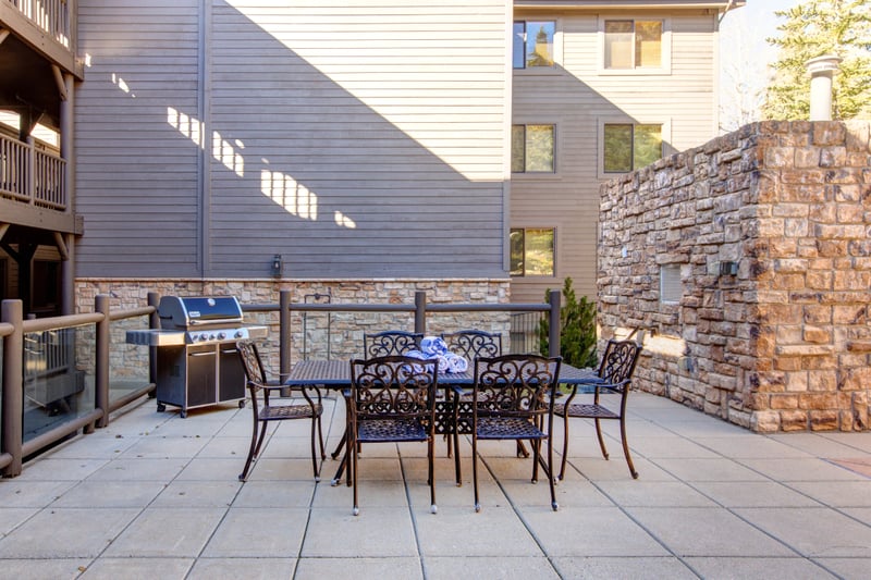Fire up the grill and gather around the outdoor dining table for a casual meal in the fresh mountain air. BBL-351A