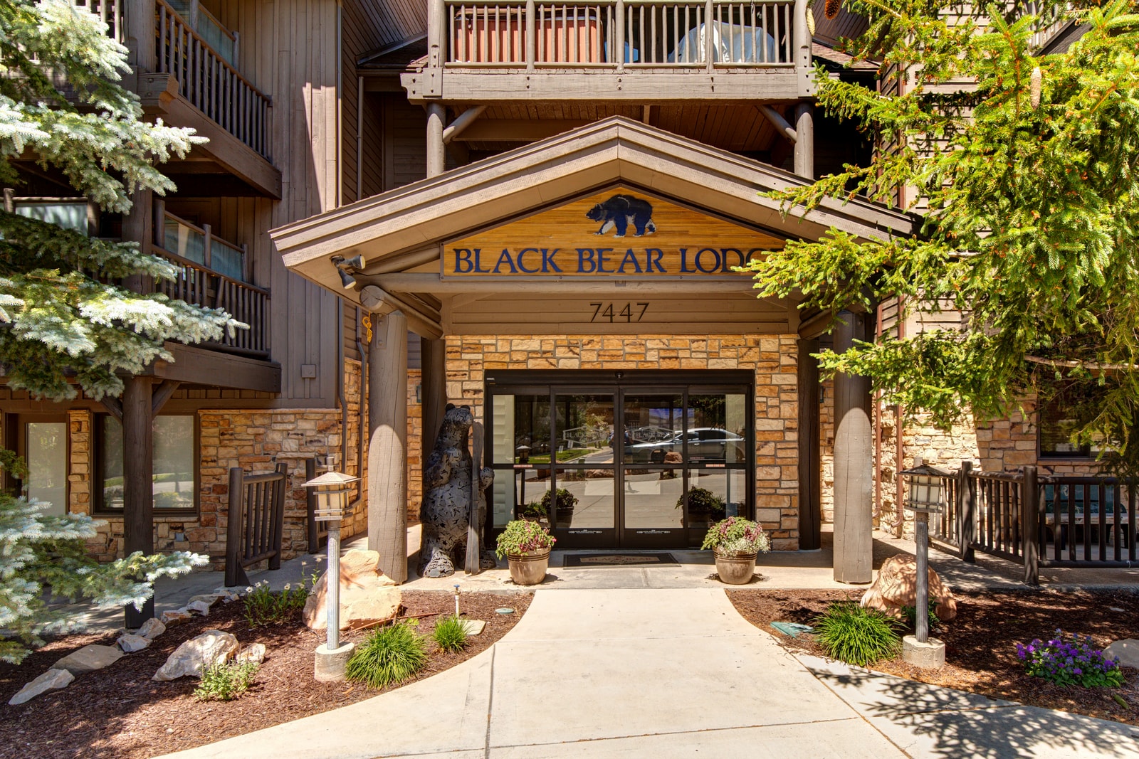 A true mountain escape begins at Little Bear Lodge’s charming timber-frame entrance and covered porch. BBL-351A