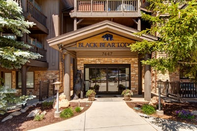 A true mountain escape begins at Little Bear Lodge’s charming timber-frame entrance and covered porch. BBL-351A