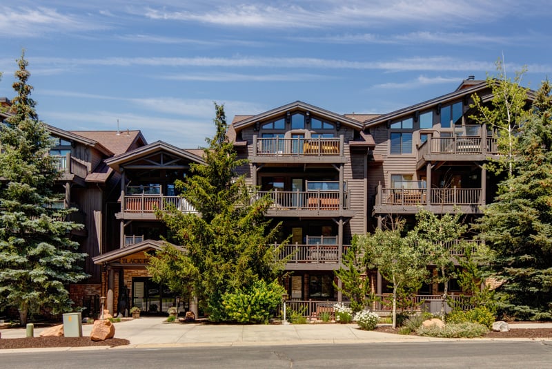 Black Bear Lodge blends rustic elegance with mountain charm, just minutes from Park City’s lifts, trails, and historic Main Street. BBL-351A