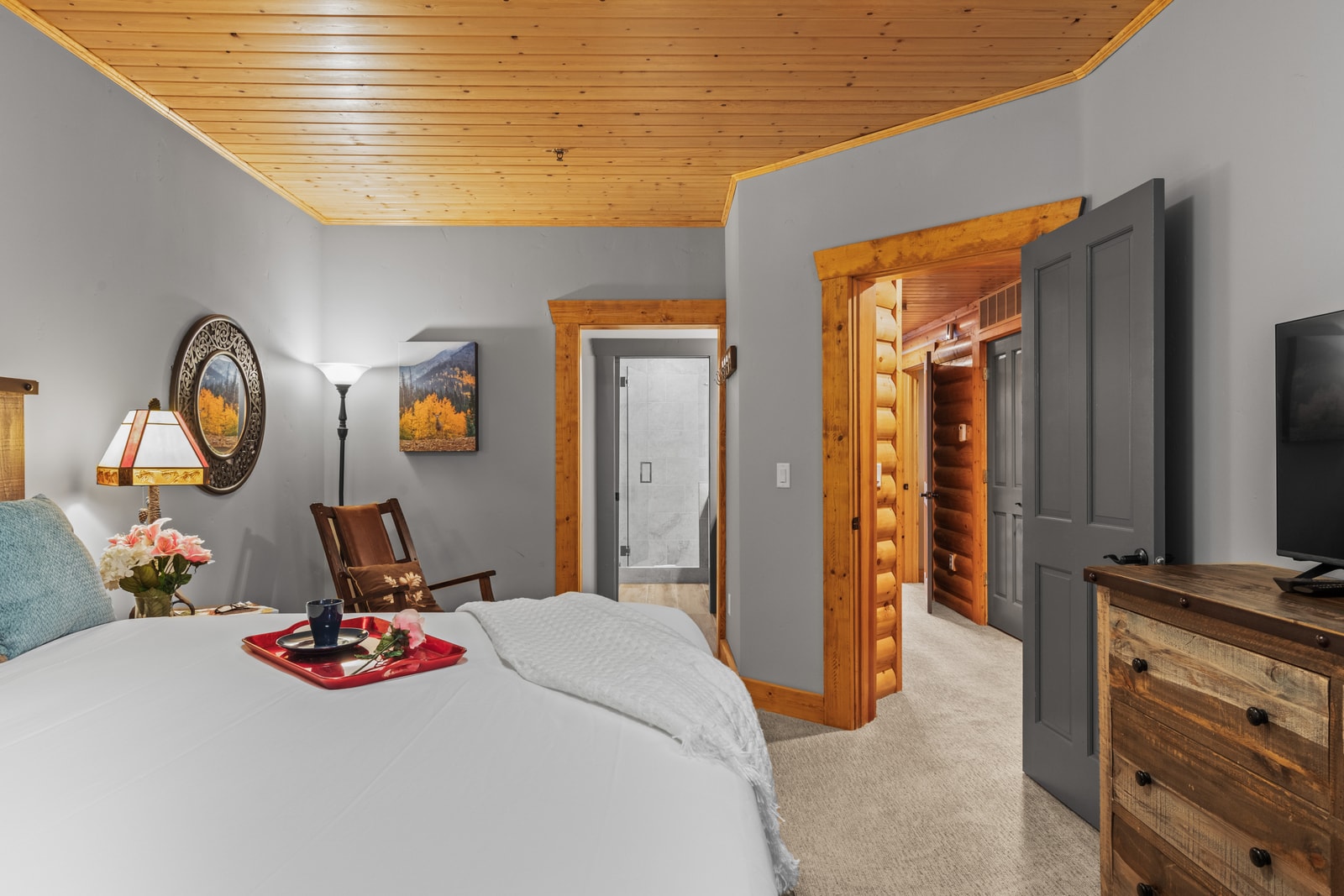 Sink into your King bed and enjoy direct access to a full bath in this cozy suite. BBL-351A