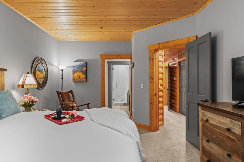 Sink into your King bed and enjoy direct access to a full bath in this cozy suite. BBL-351A