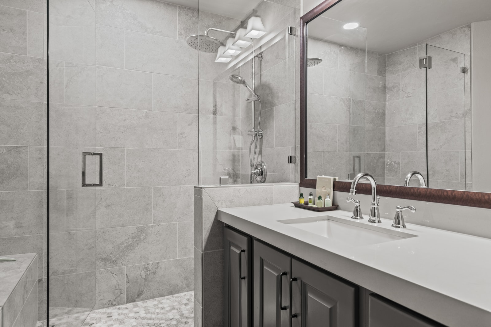 Dual sinks and stone details make this master bathroom both functional and stylish. BBL-351A