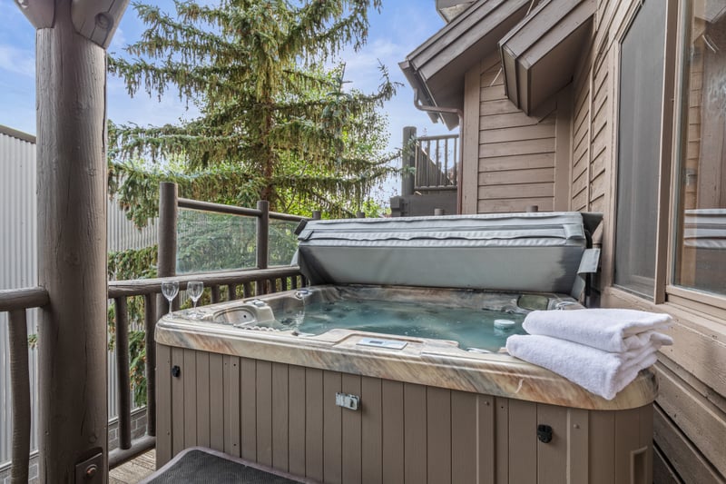 Unwind in your private hot tub with fresh alpine air after a day of hiking or skiing. BBL-351A