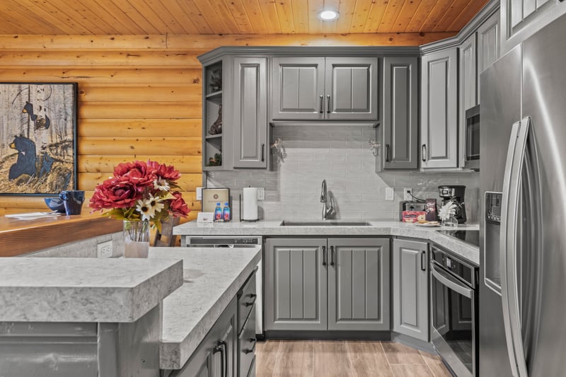 Modern appliances and granite counters meet mountain style in this fully equipped kitchen. BBL-351A