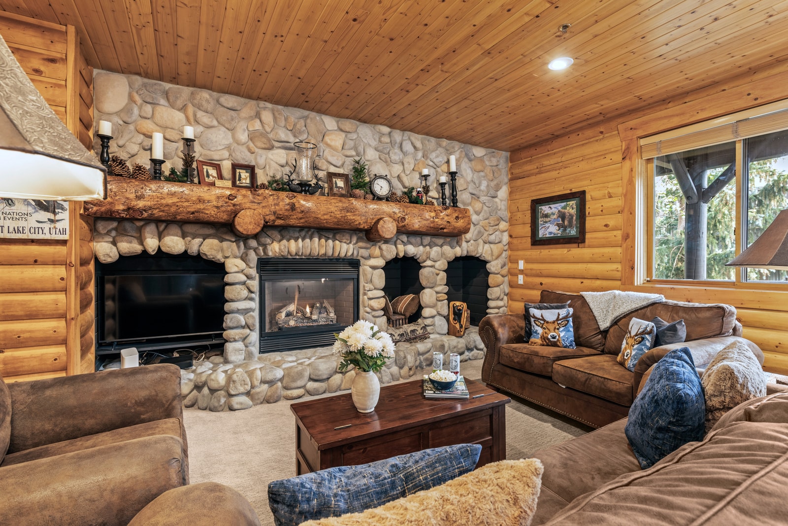 Lounge in comfort with ample seating in your open-plan living area. BBL-351A