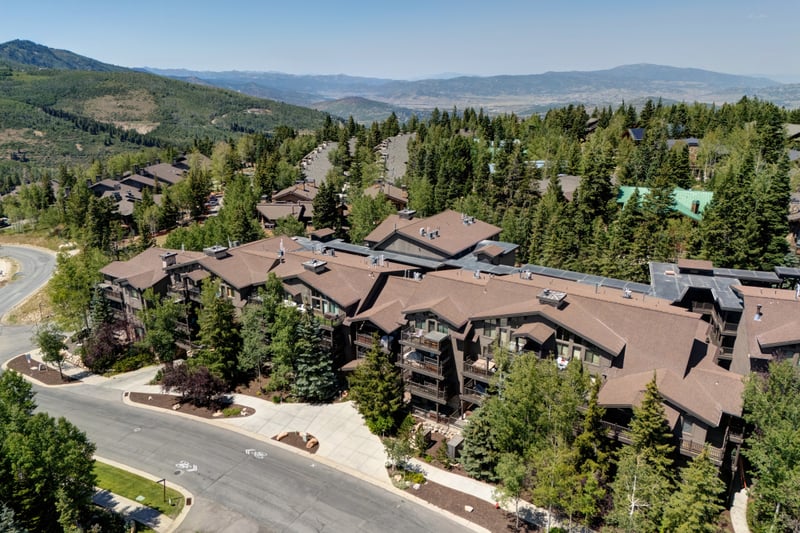 Black Bear Lodge features a serene outdoor setting, close to trails and the slopes. BBL-351A