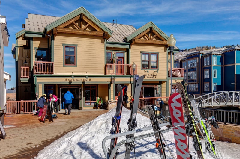 Just steps from the lift and village shops for ultimate ski-in/ski-out ease to the Town Lift.