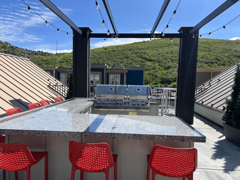 Rooftop common area: Grill with a view of the shared rooftop BBQ area. A great choice for après-ski dinners.