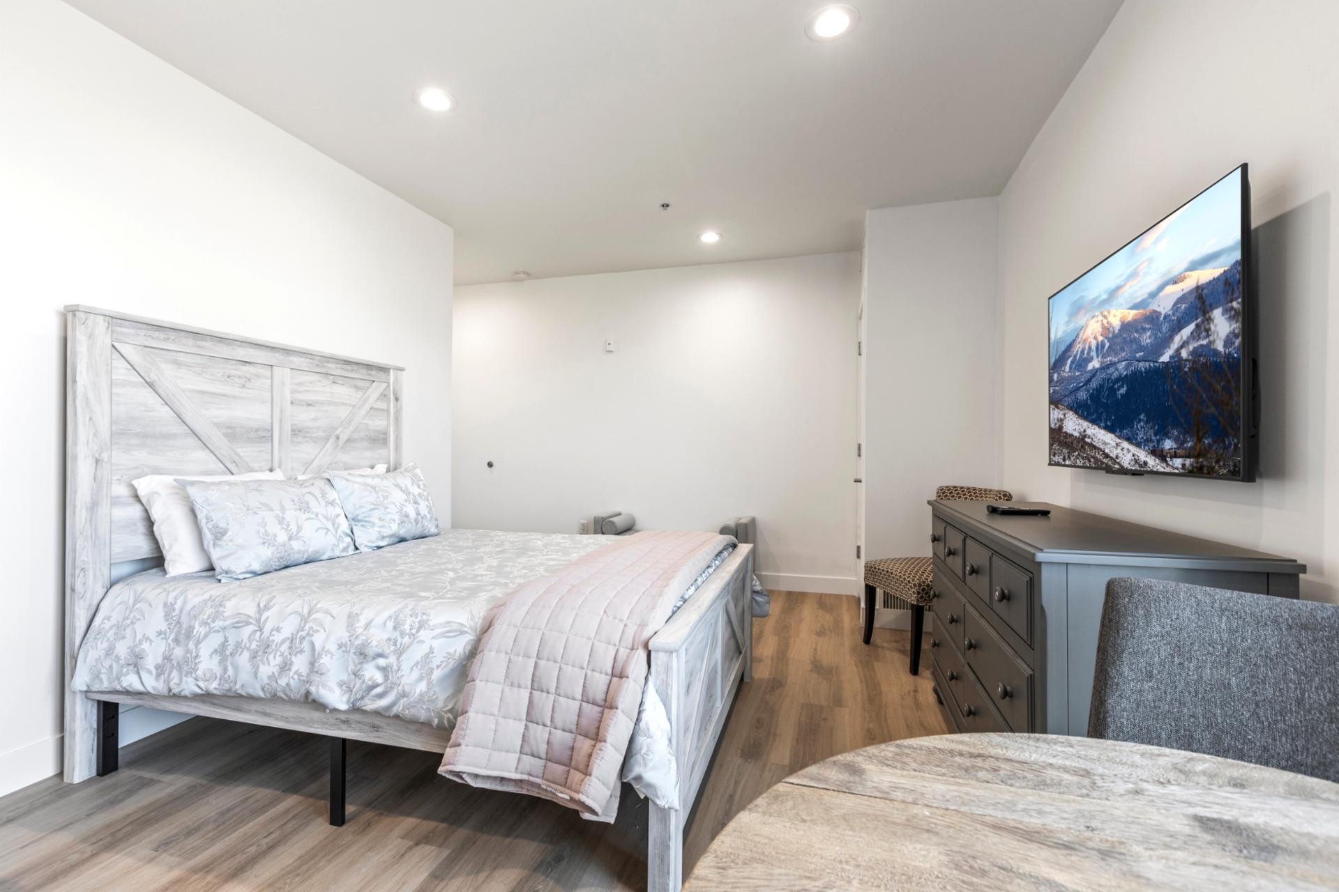 Smart TV and mountain views turn this Queen room into a peaceful private retreat.