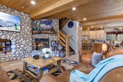 Flow effortlessly between lounging and dining in this open-layout great room.