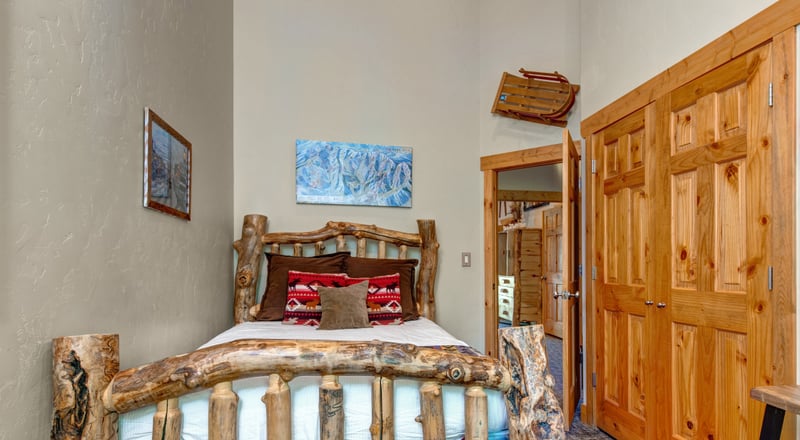 Snuggle in, stay longer. This room redefines comfort daily. TWL-5B