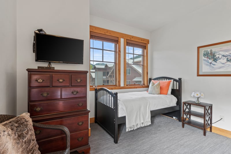 Twin bed + Queen bed for multiple sleeping options