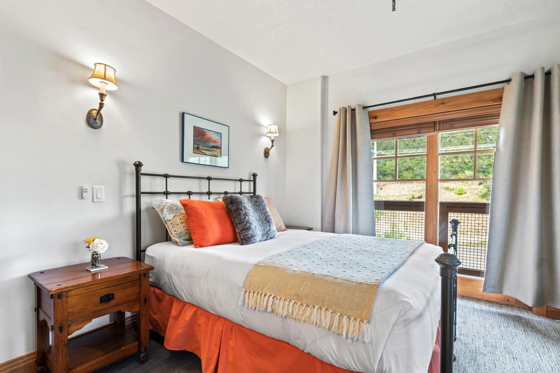 Bedroom 2 includes a Queen bed, Twin bed, private bath access, and a warm wood aesthetic.