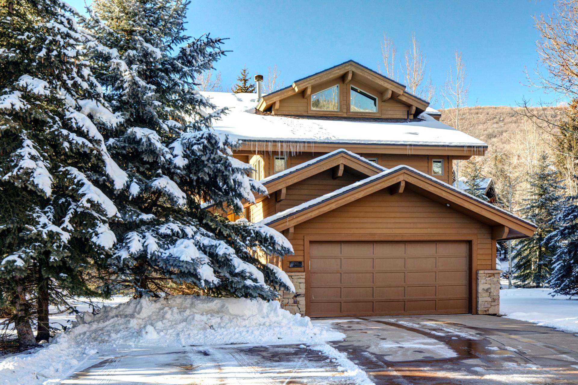 Large garage for 2 parking spaces with additional common parking spots