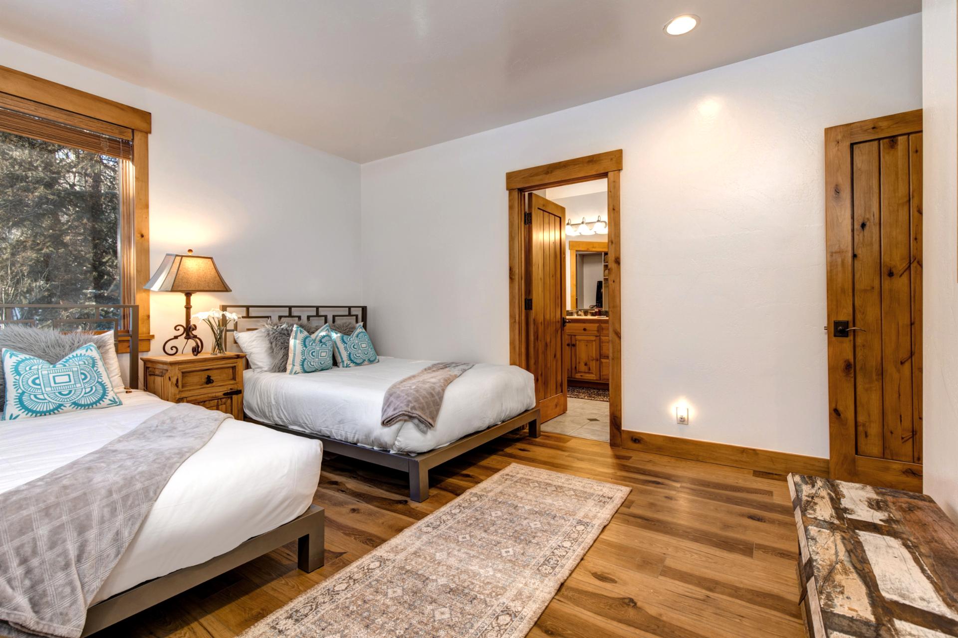 2 Queen size beds in lower level