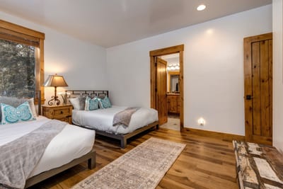 2 Queen size beds in lower level
