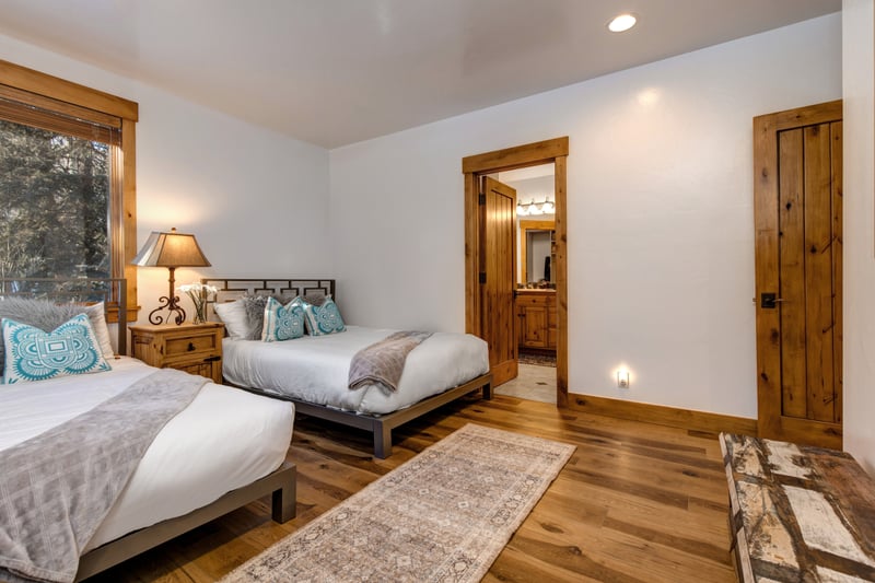 2 Queen size beds in lower level