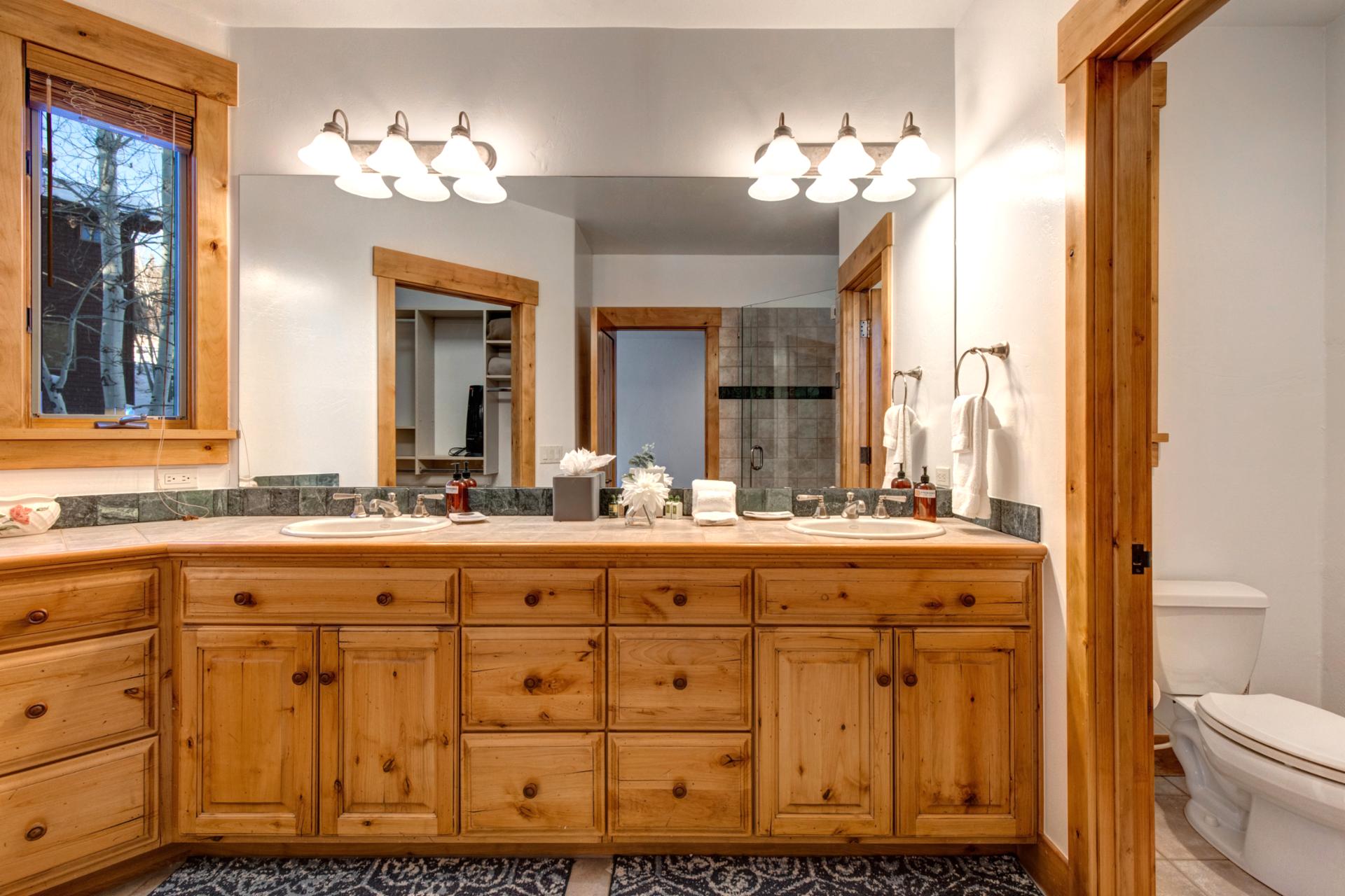 Spacious ensuite bathroom