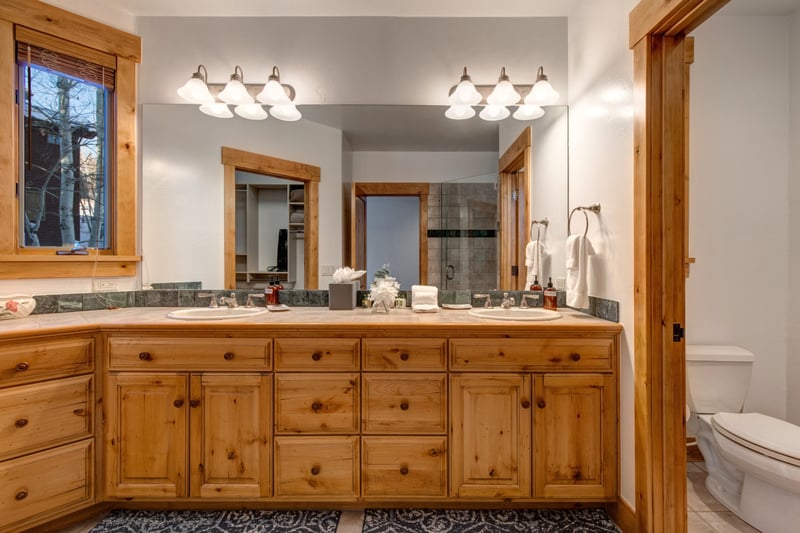 Spacious ensuite bathroom