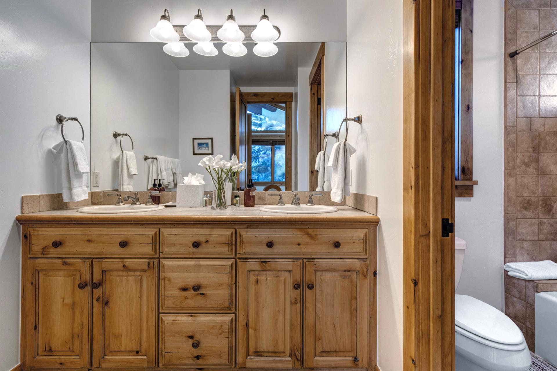 Ensuite bathroom to the king bedroom