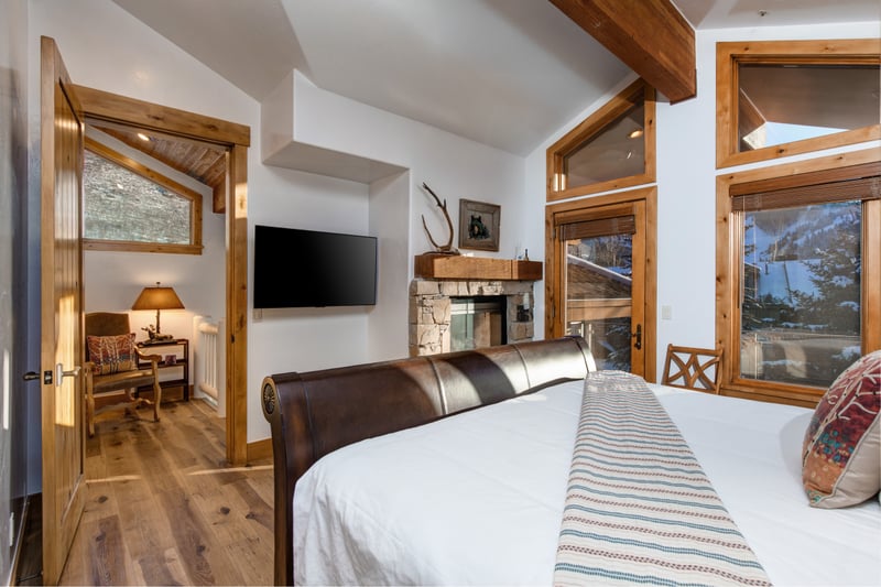 King size bedroom with ensuite bathroom