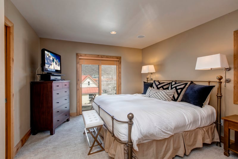 The primary bedroom includes a plush King bed, Smart TV, and an ensuite bath on the lower level.