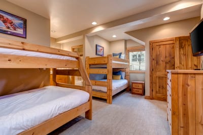 With flexible sleeping arrangements, the bunk room is great for families traveling together.