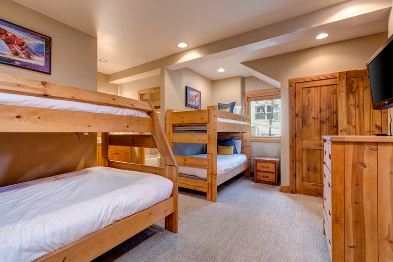 With flexible sleeping arrangements, the bunk room is great for families traveling together.