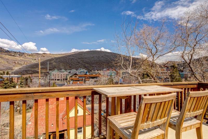 Enjoy mountain views and fresh air from the balcony, ideal for coffee or sunset drinks.