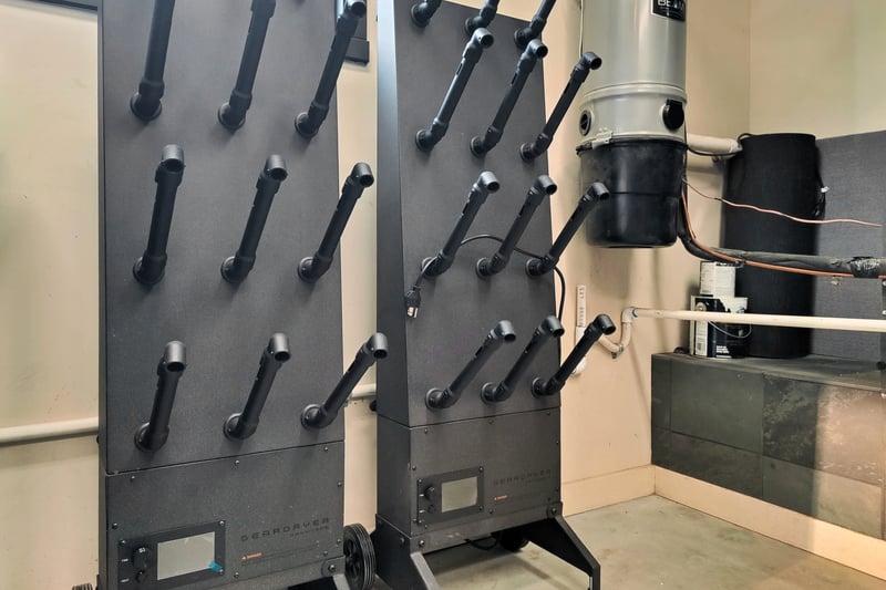 Built-in ski and gear racks make storage easy and efficient for mountain adventures. PEA-1114