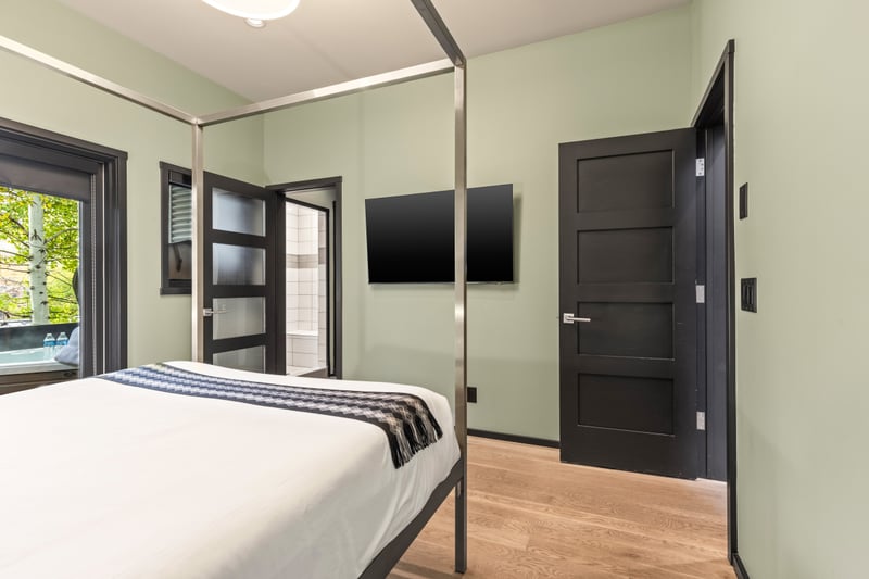 Alternate angle of the Queen room shows spacious layout and flat-screen TV. PEA-1114
