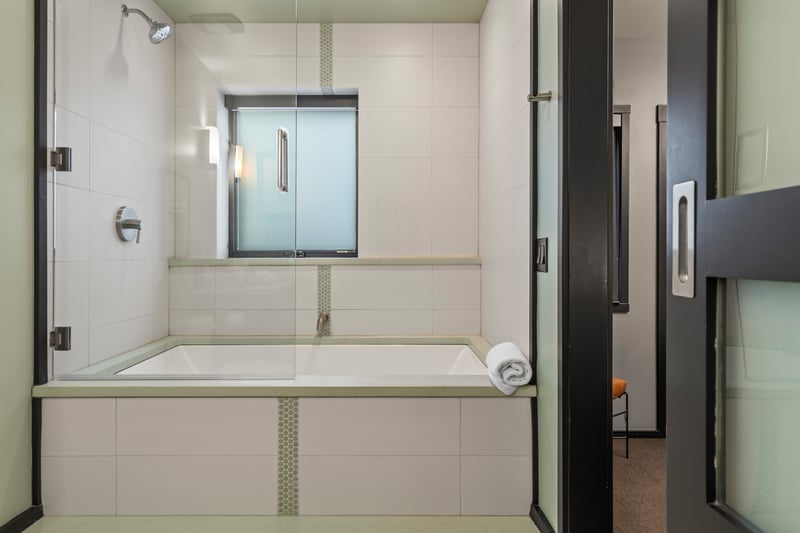 Soak or rinse in your shower/tub combo with upscale finishes and spa-quality amenities. PEA-1114