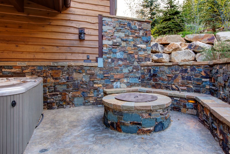 Firepit and hot tub, perfect for after mountain activities!