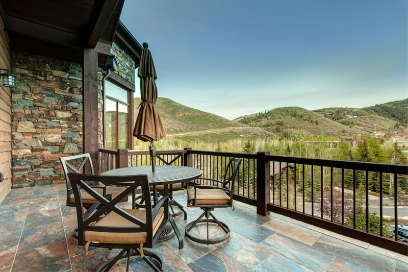 Step onto one of seven balconies to enjoy fresh mountain air, morning coffee, or golden hour views across the treetops.