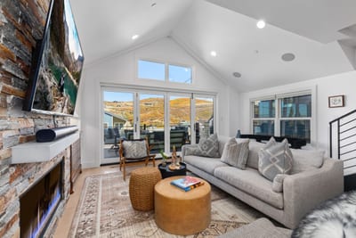 Vaulted ceilings and crisp décor make this the perfect gathering space after mountain adventures. PEA-1009
