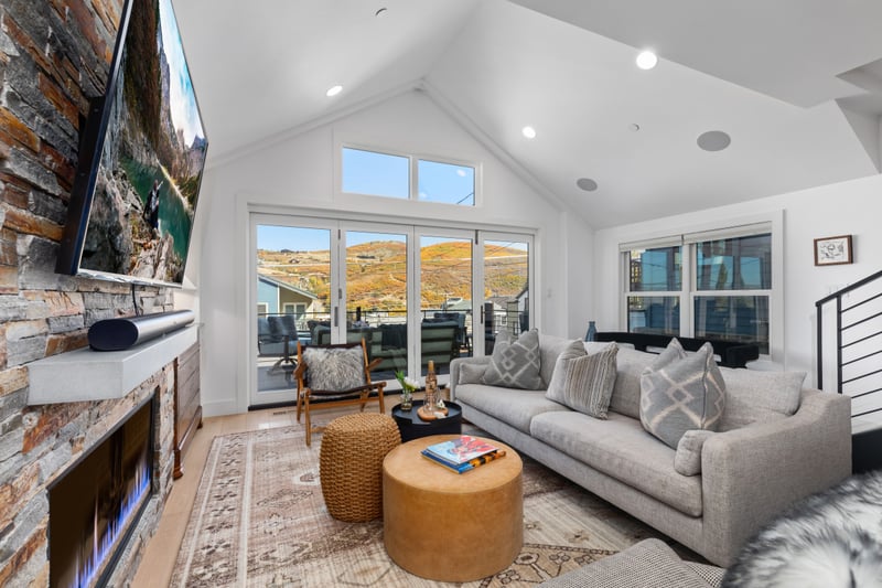 Vaulted ceilings and crisp décor make this the perfect gathering space after mountain adventures. PEA-1009