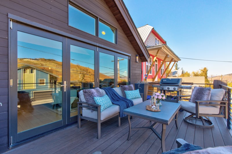 Enjoy coffee or cocktails on your private balcony with lounge seating and sweeping mountain views. PEA-1009