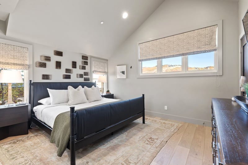 Rest easy in your spacious primary suite with a King bed, vaulted ceilings, and ensuite bath with soaking tub and shower. PEA-1009