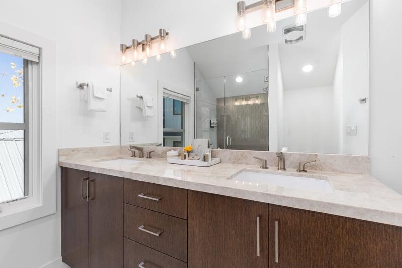Granite counters and natural light complement the Queen room’s ensuite bath.