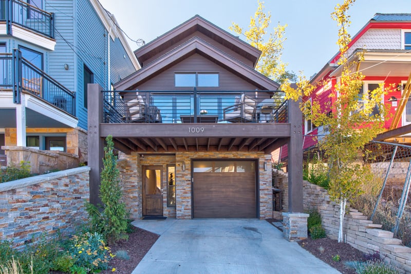 A final look at the inviting front facade, blending comfort and modern alpine style. PEA-1009