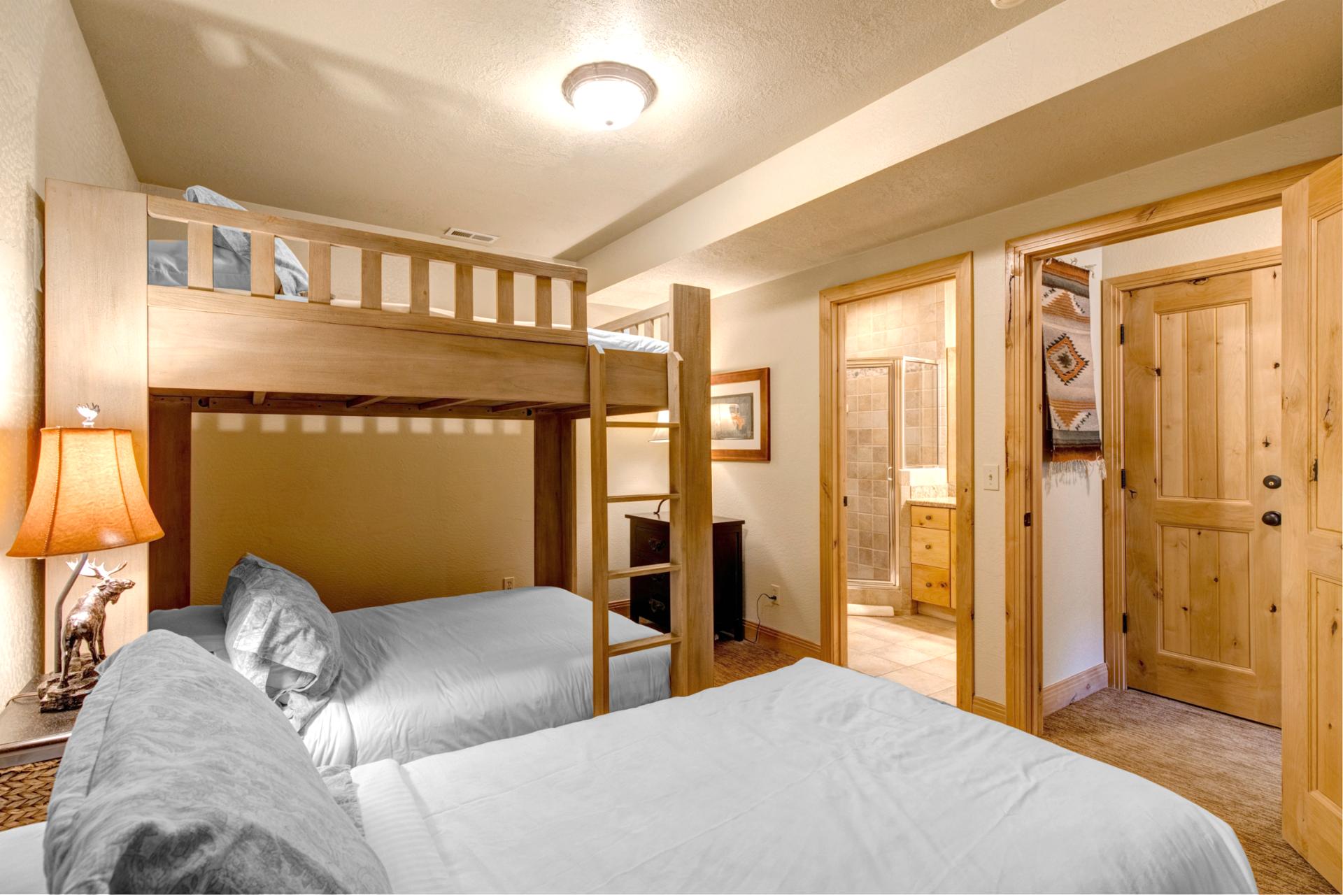 Kids and groups love this bunk room with Queen-over-Queen bunks and a Twin bed. Perfect for flexible sleeping.