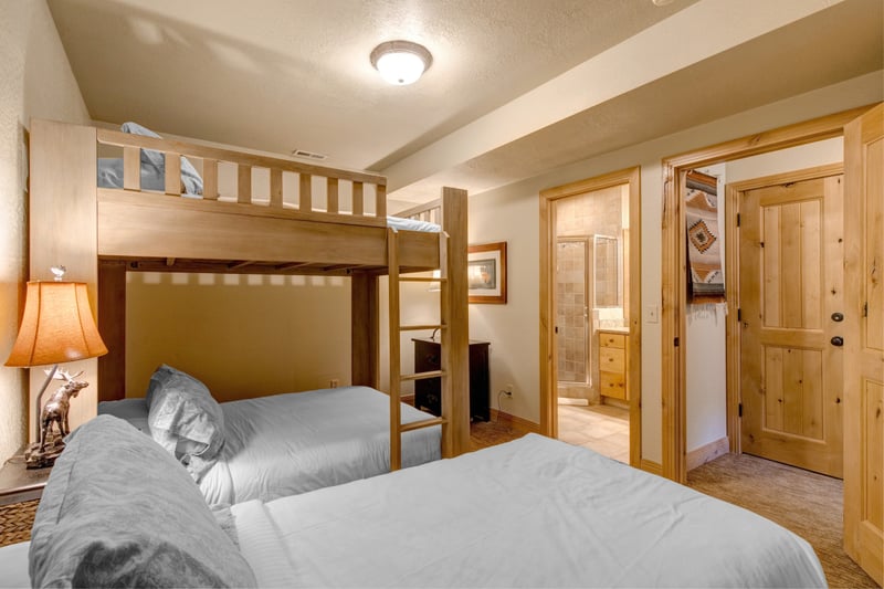 Kids and groups love this bunk room with Queen-over-Queen bunks and a Twin bed. Perfect for flexible sleeping.