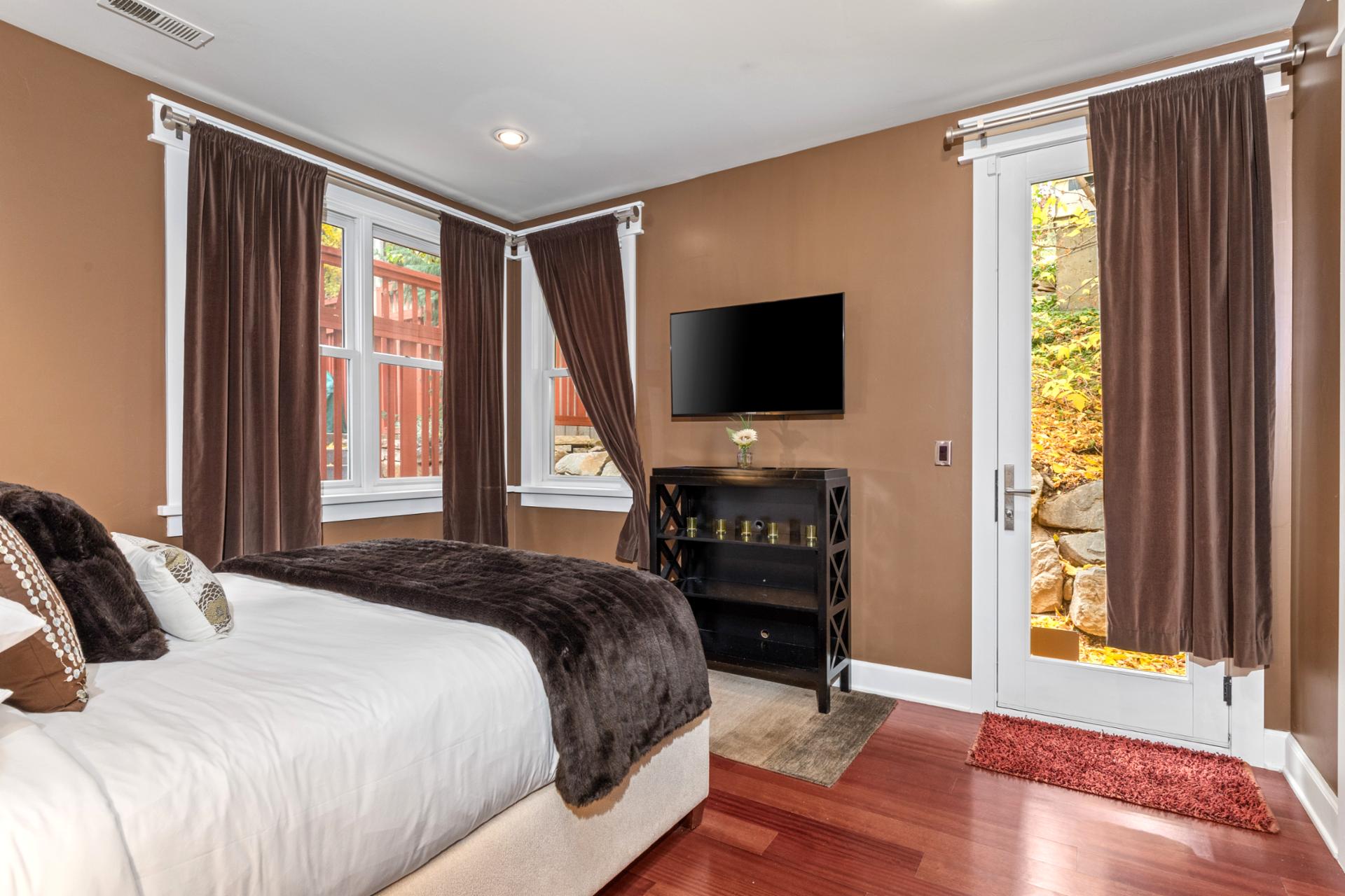 The bunk room includes Queen-over-Queen bunks and a Twin pull-out, ideal for flexible sleeping.