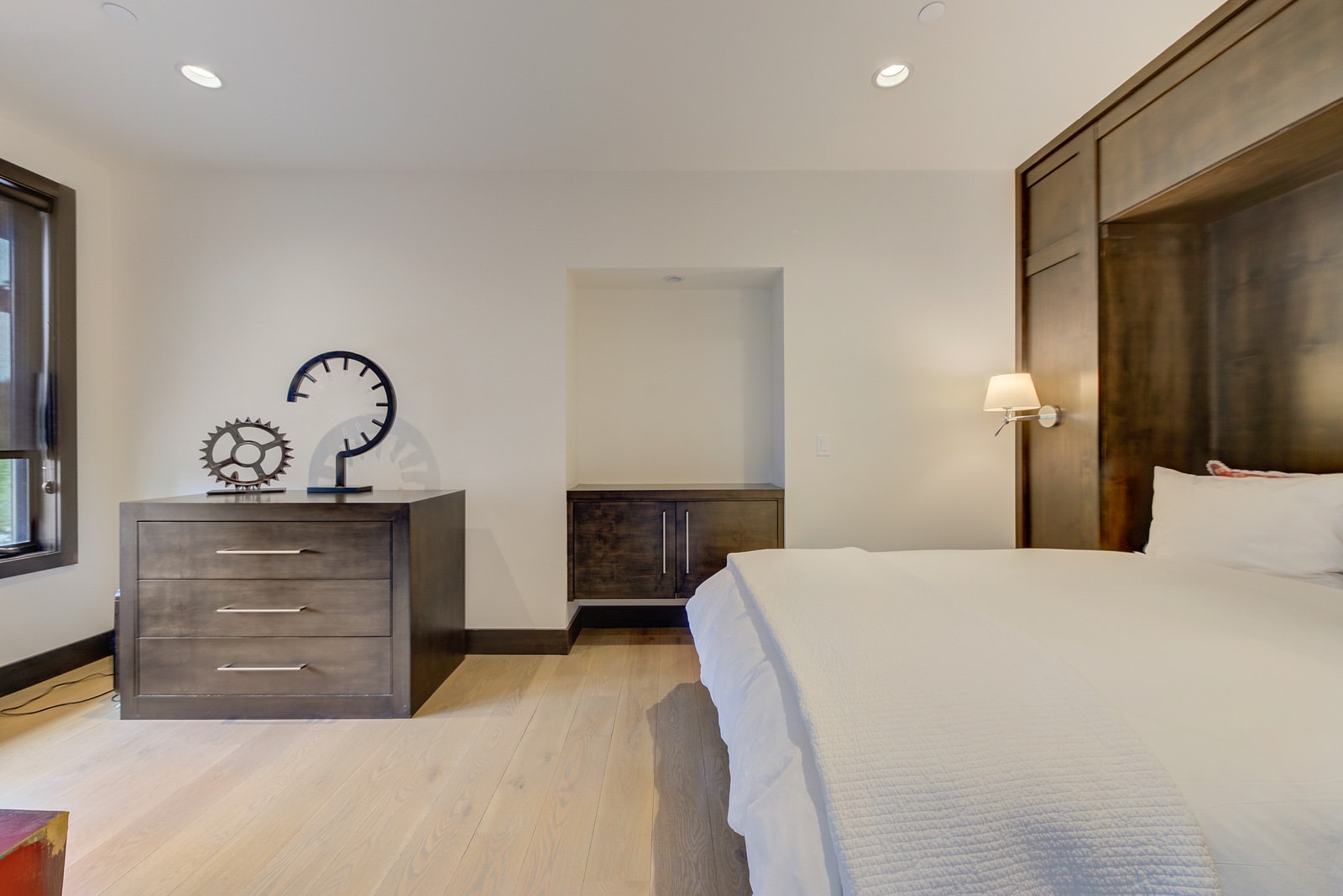 Wood finishes and minimalist décor bring warmth to this well-appointed room.