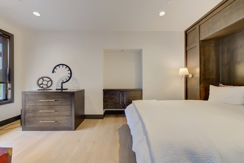 Wood finishes and minimalist décor bring warmth to this well-appointed room.