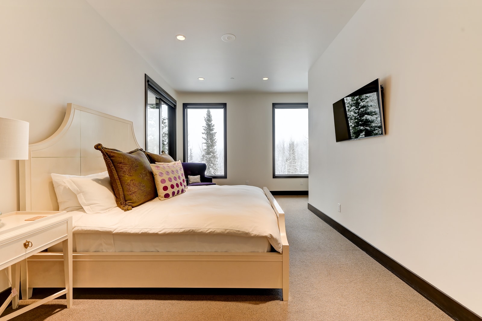 King suite with plush bedding and crisp mountain-inspired style.